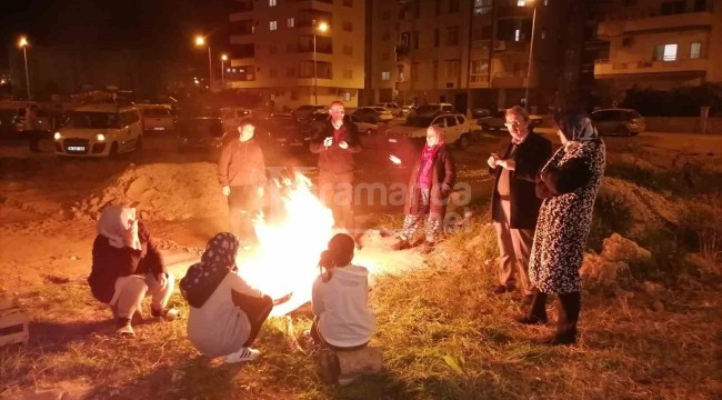 Erdemli'de vatandaşlar sokakta ateş başında bekliyor