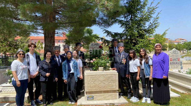 Babasının silah arkadaşlarını görünce gözyaşlarına hakim olamadı