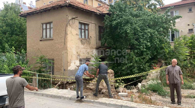 Sel sularının temeline hasar verdiği 2 katlı kerpiç evde önlem alındı