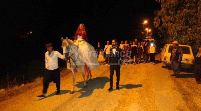 Babası vasiyet etti düğün salonuna at sırtında geldi