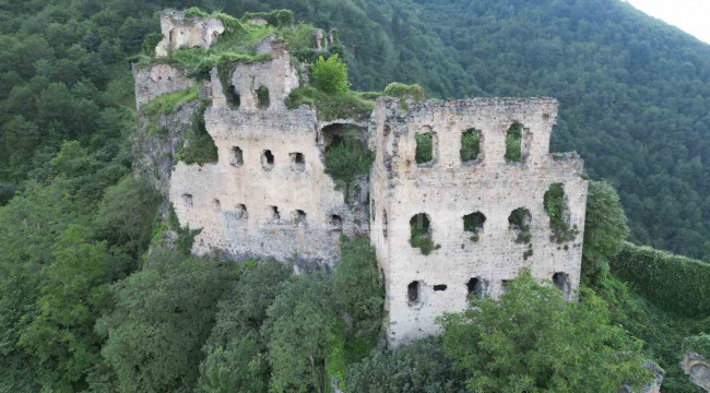 Dağların zirvesindeki manastır adeta asırlara meydana okuyor