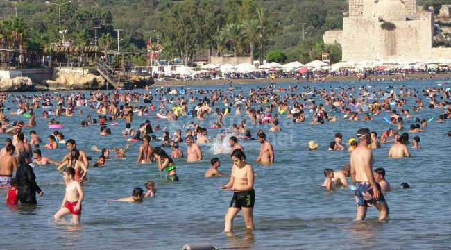 Deniz sıcaklığı 32 derece: Kızkalesinde tatilci yoğunluğu