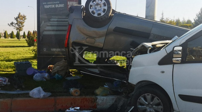 Hafif ticari aracın ters döndüğü kazada 3 yaralı