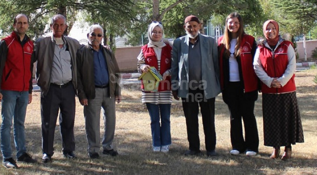 Kuş evleri, huzurevi sakinleriyle birlikte ağaçlara yerleştirildi