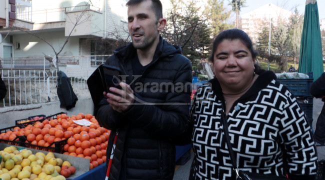 Görme engelli öğretmen çiftin gözü, telefona indirdikleri uygulama