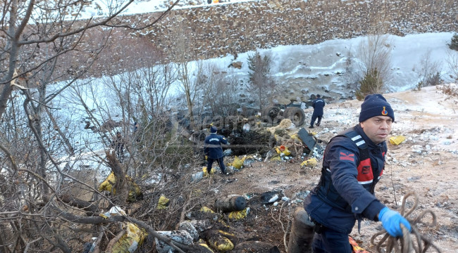 Uçuruma yuvarlanan kamyonun şoförü öldü